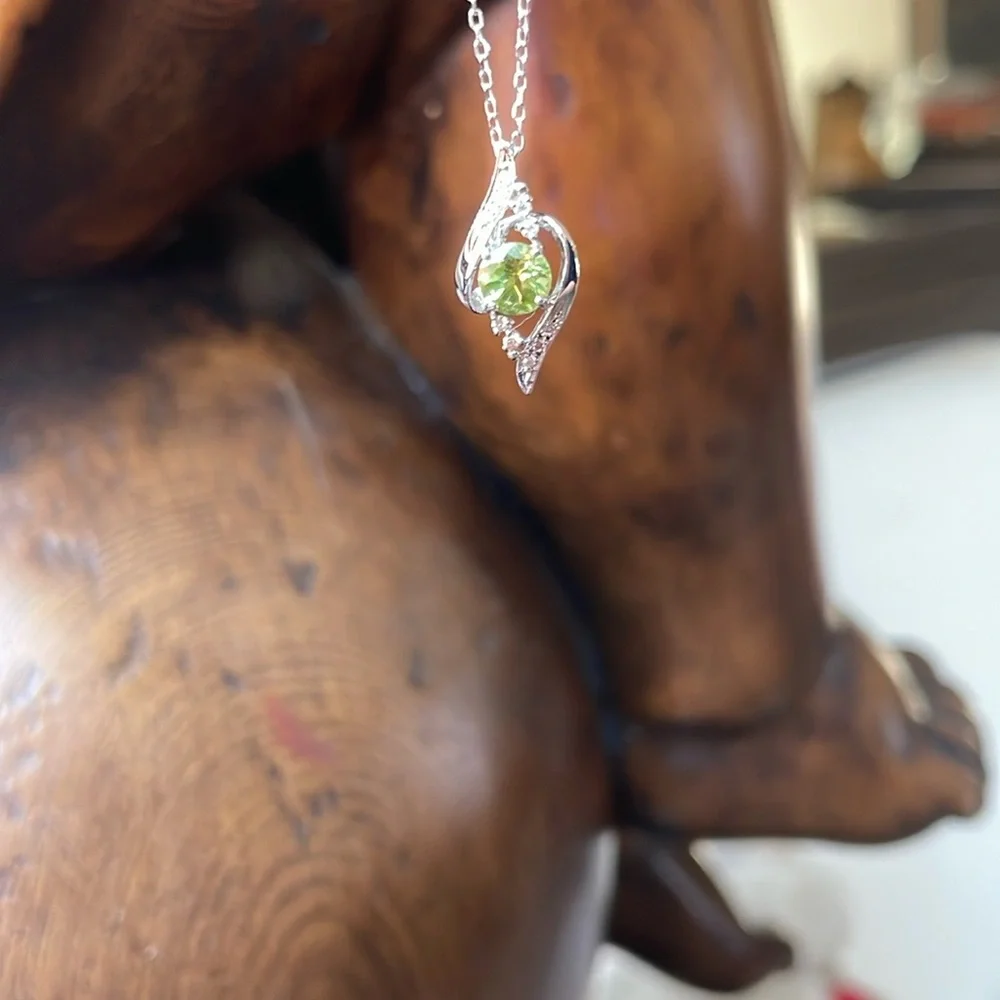 Stunning Peridot with Diamonds and white gold chain - Picture 5 of 12